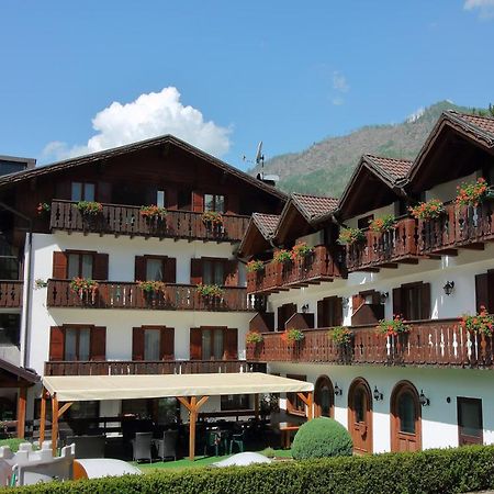 Hotel Ai Tre Ponti - Dolomiti Fiera Di Primiero Buitenkant foto