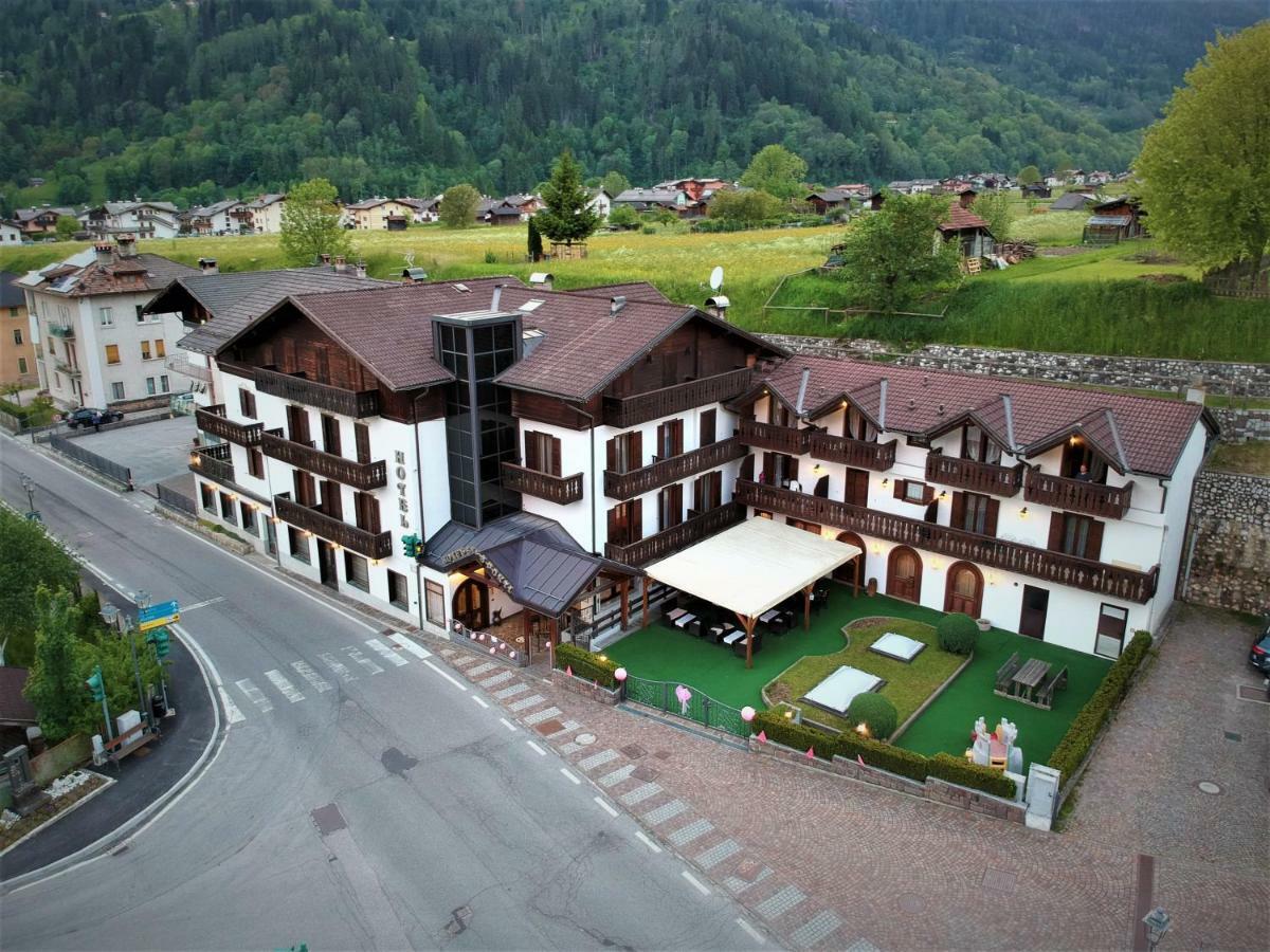 Hotel Ai Tre Ponti - Dolomiti Fiera Di Primiero Buitenkant foto